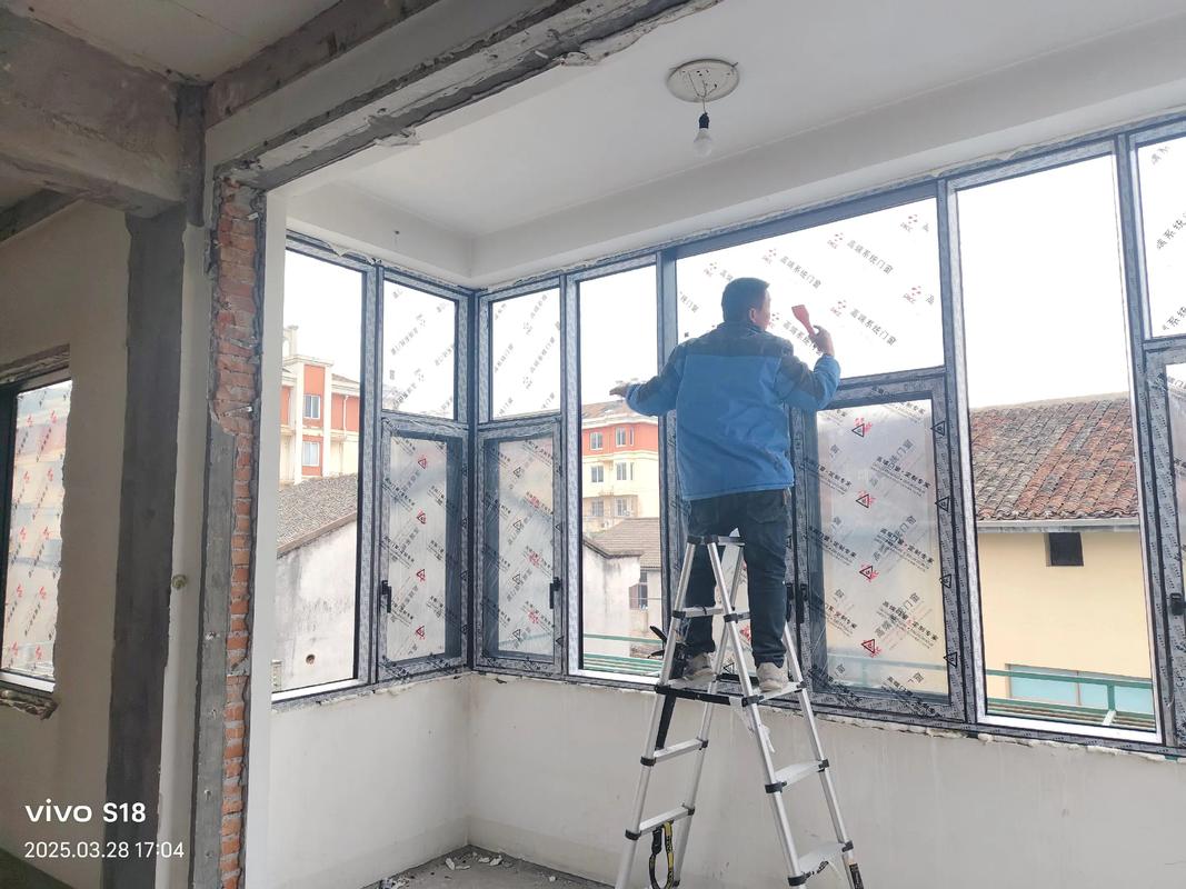 全屋换窗安装现场实拍 金属门窗工程施工实景与期待